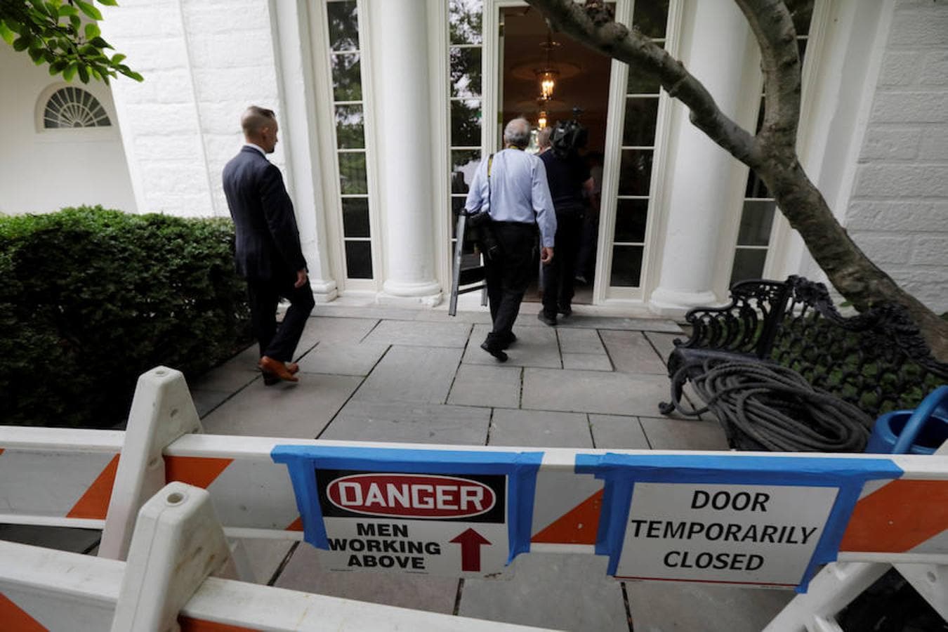 El acceso a la residencia presidencial se ha cortado salvo a empleados y periodistas. 