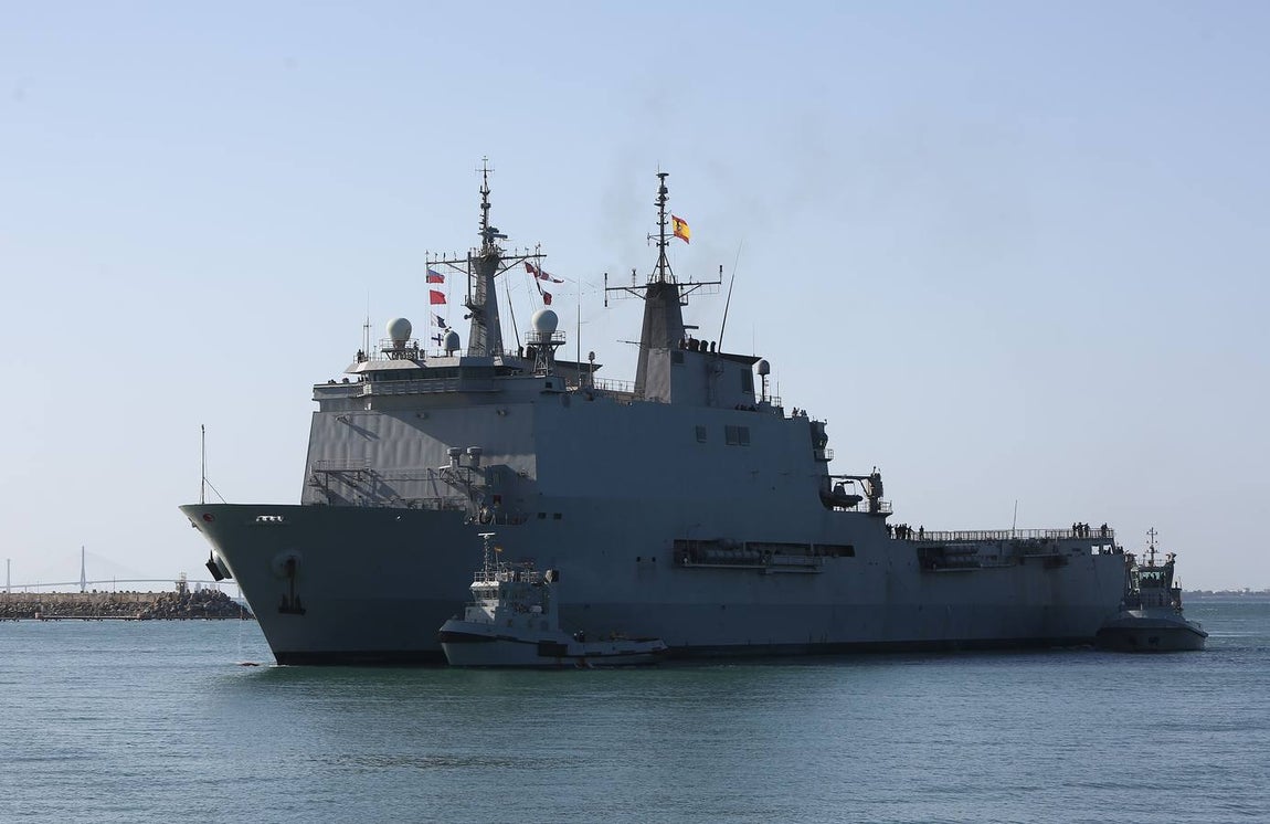 Emotiva llegada del buque Galicia a Rota