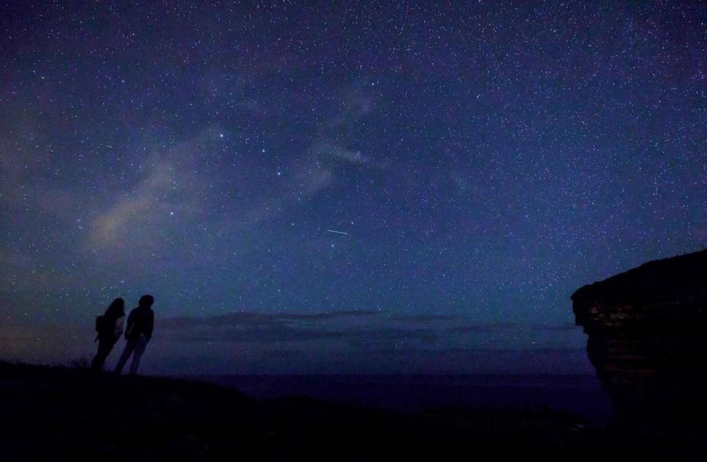 Comillas, Cantabria. Una pareja observa las Perseidas en el cielo cántabro en el municipio de Comillas.