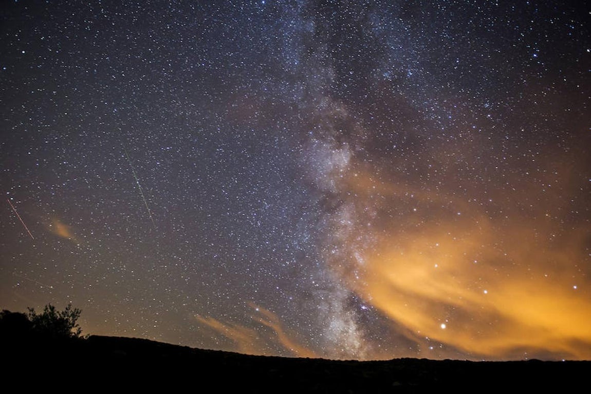 San Miguel de Aguayo, Cantabria. Una perseida o Lágrima de San Lorenzo atraviesa el cielo junto a la Vía Láctea esta madrugada, sobre el municipio cántabro de San Miguel de Aguayo.