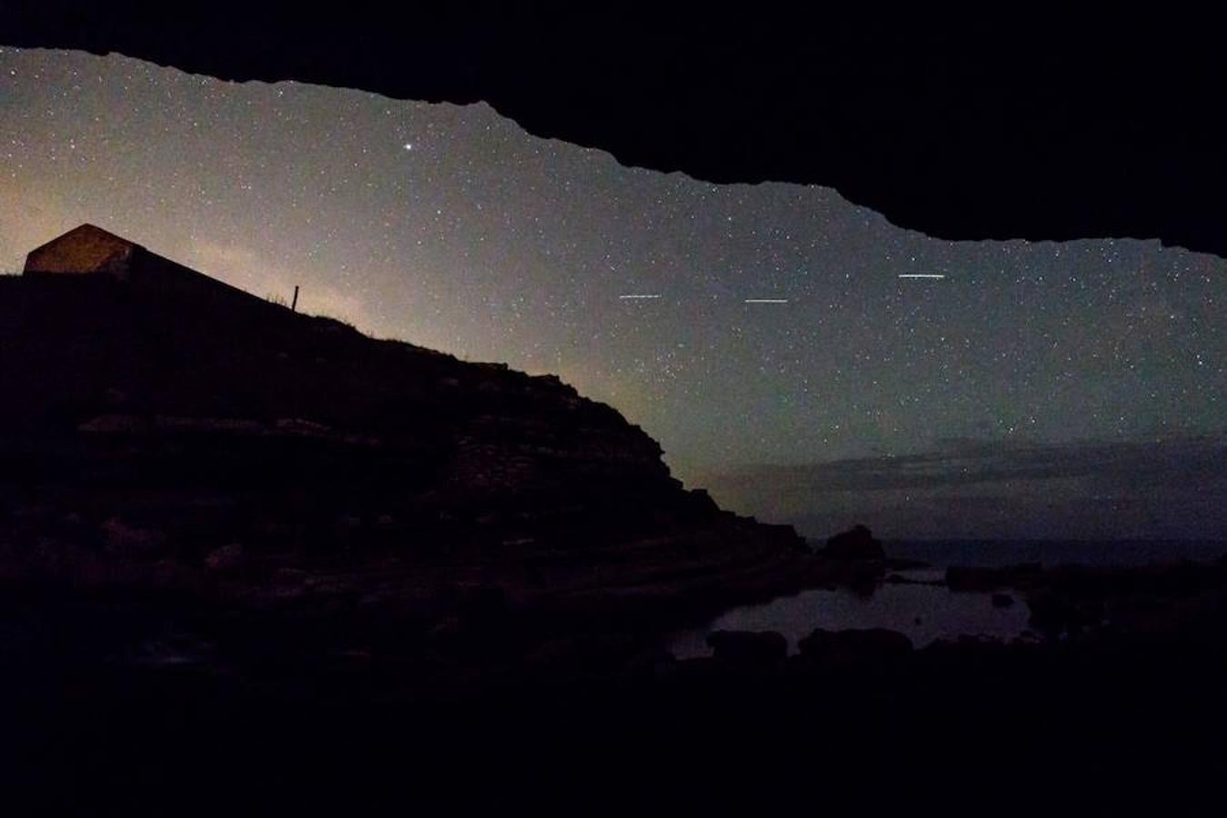 Noche estrellada. Las perseidas iluminan la noche de la localidad de Comillas, en Asturias.