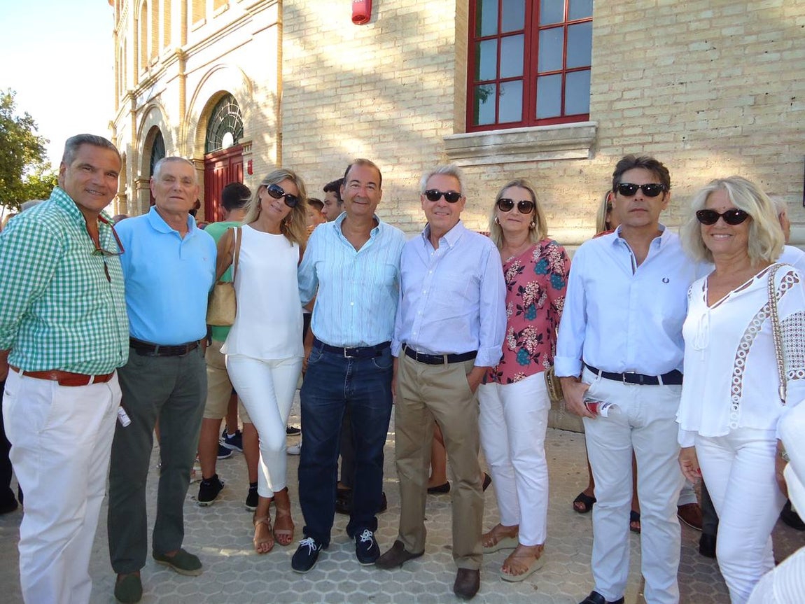 El vicepresidente del Real Madrid, Eduardo Fernández de Blas, acompañado de reconocidos aficionados madridistas. 