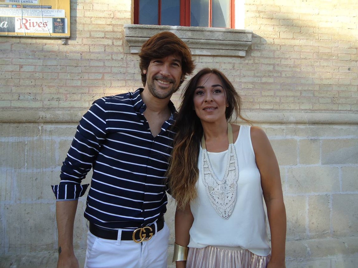 El cantante Manuel Lombo, no se perdió la tarde de toros. 