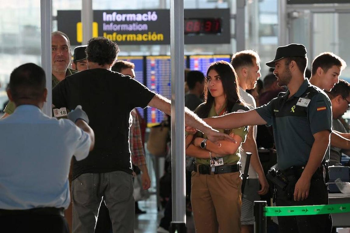 La Guardia Civil custodian los accesos a las puertas de embarque en el aeropuerto de Barcelona. 