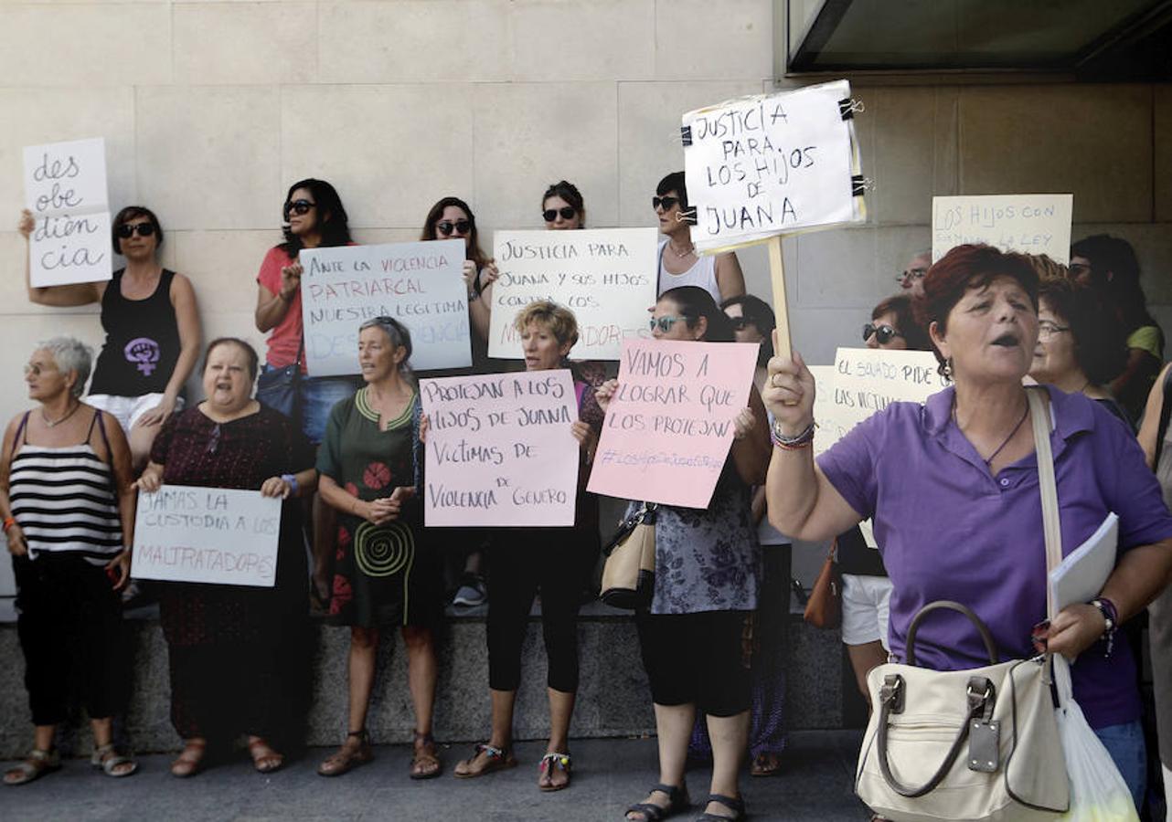 Medio centenar de personas se han concentrado ante las puertas de la Ciudad de la Justicia de Valencia para mostrar su apoyo a Juana Rivas. 