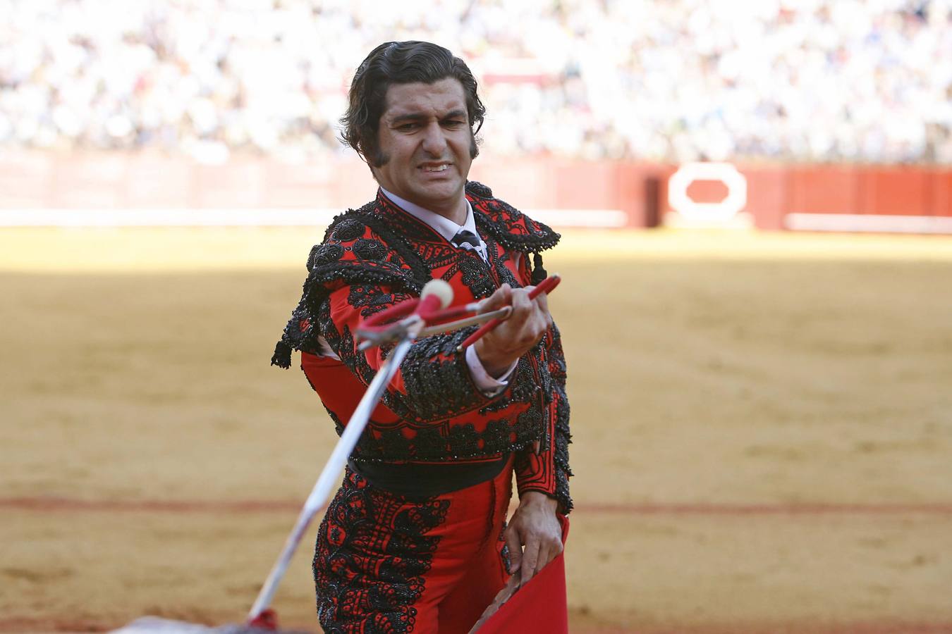 Morante de la Puebla recupera una espada tras durante una faena en la Feria de Abril de Sevilla en el año 2009