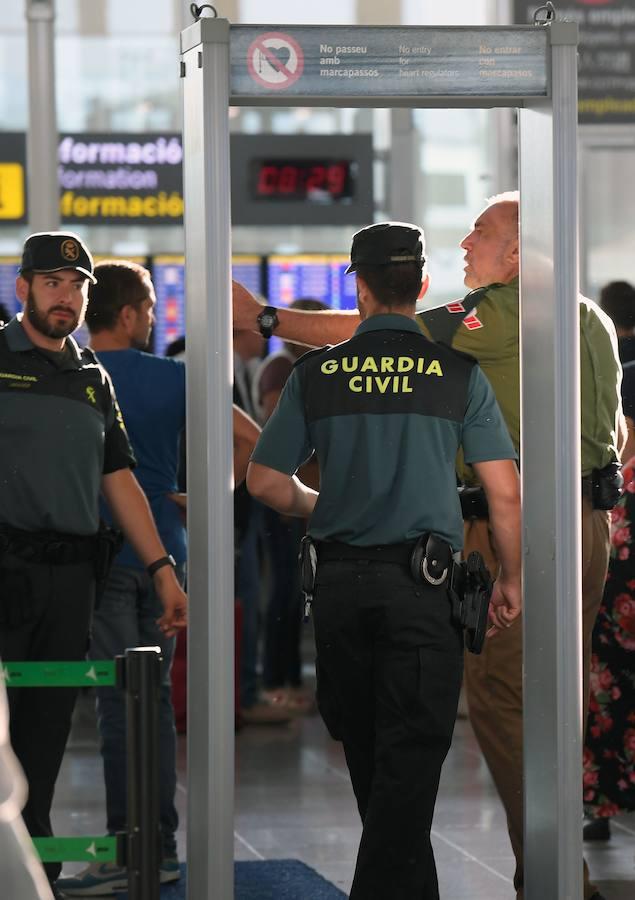 La Guardia Civil custodian los accesos a las puertas de embarque en el aeropuerto de Barcelona. 