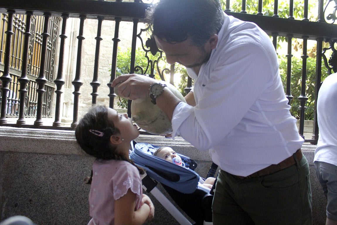 Los toledanos cumplen con la tradición de beber en los botijos de la catedral