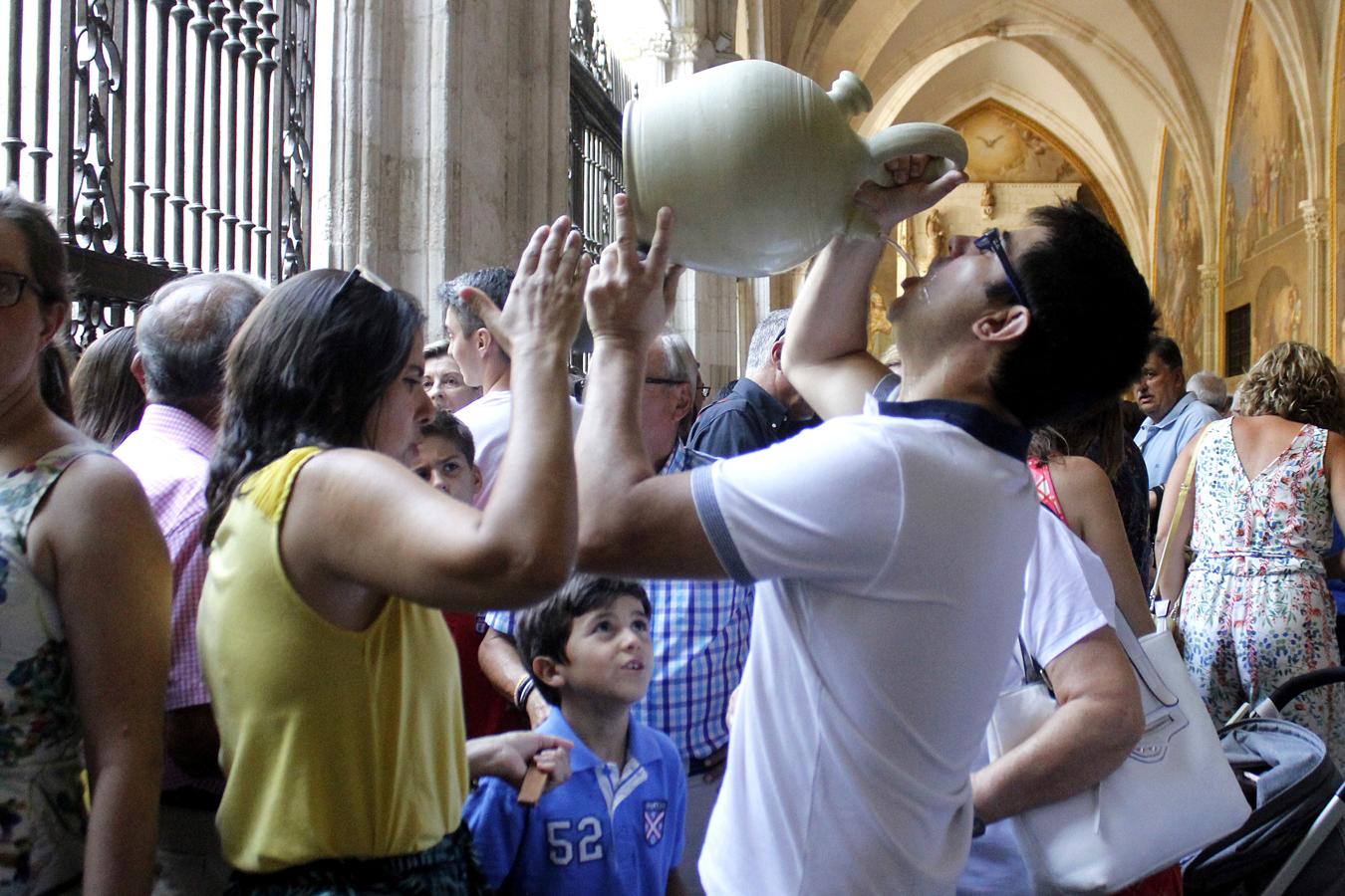 Los toledanos cumplen con la tradición de beber en los botijos de la catedral