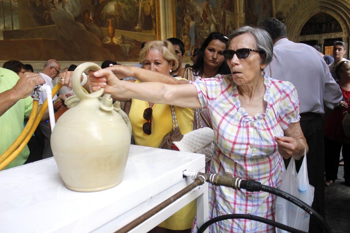 Los toledanos cumplen con la tradición de beber en los botijos de la catedral