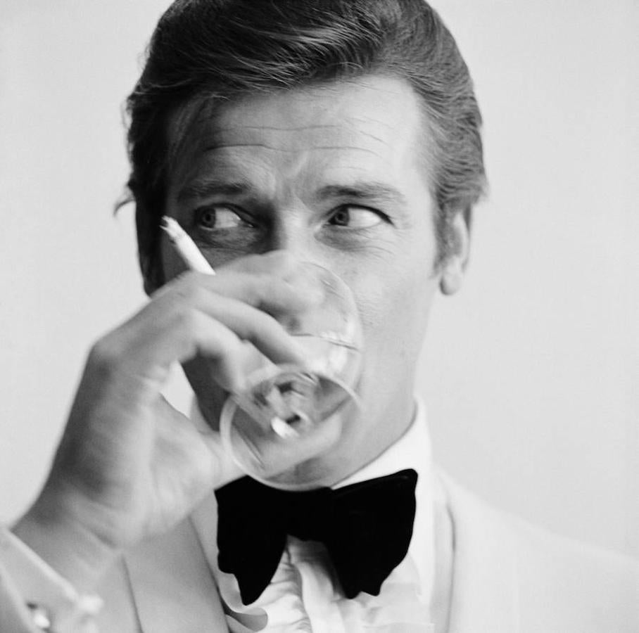Roger Moore. Protagonizó siete películas: «Vive y deja morir» (1973), «El hombre de la pistola de oro» (1974), «La espía que me amó» (1977), «Moonraker» (1979, «Sólo para sus ojos» (1981), «Octopussy» (1983), y «Panorama para matar» (1985).