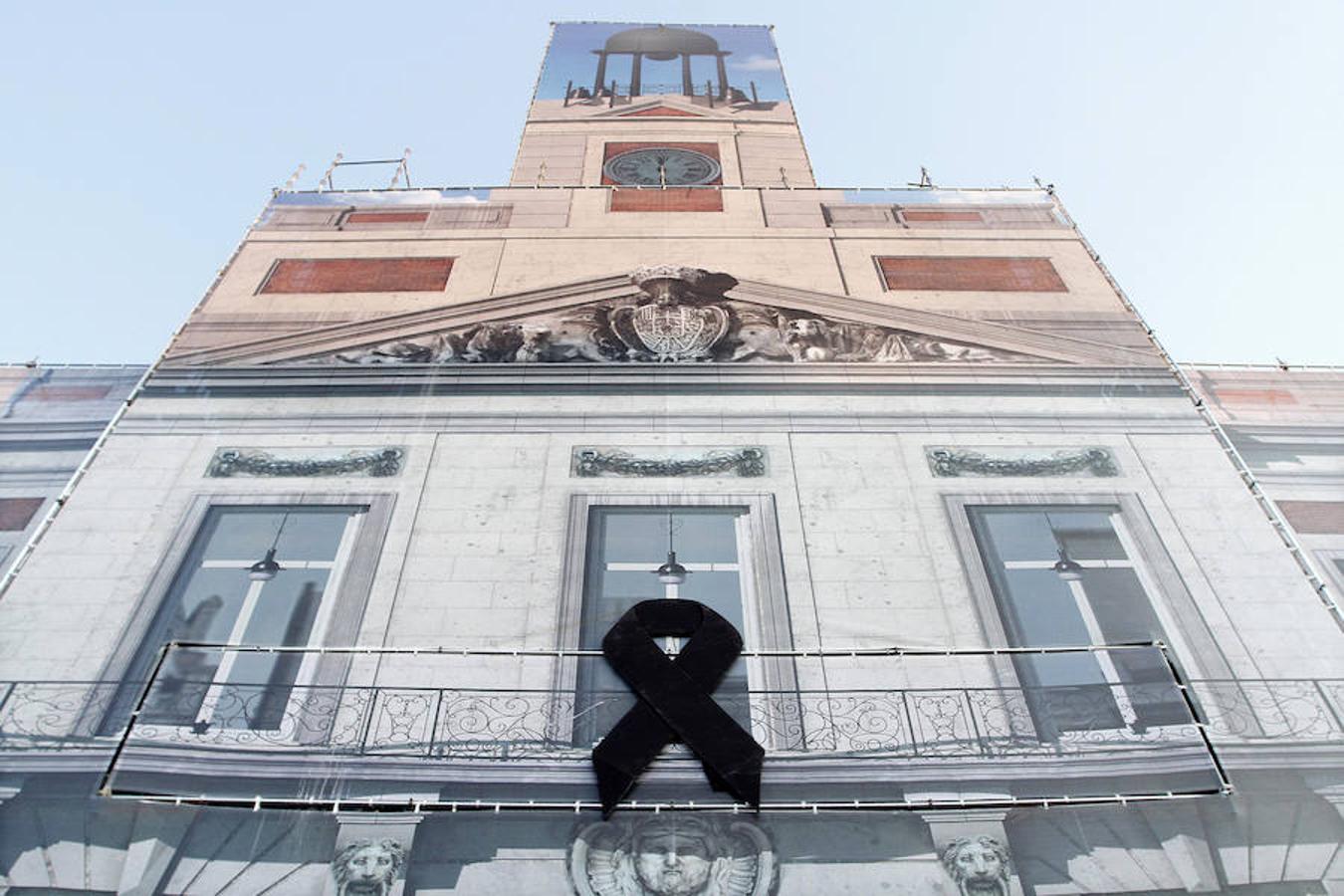 Un gran crespón negro ha sido colocado en la fachada de la sede del Gobierno de la Comunidad de Madrid. 