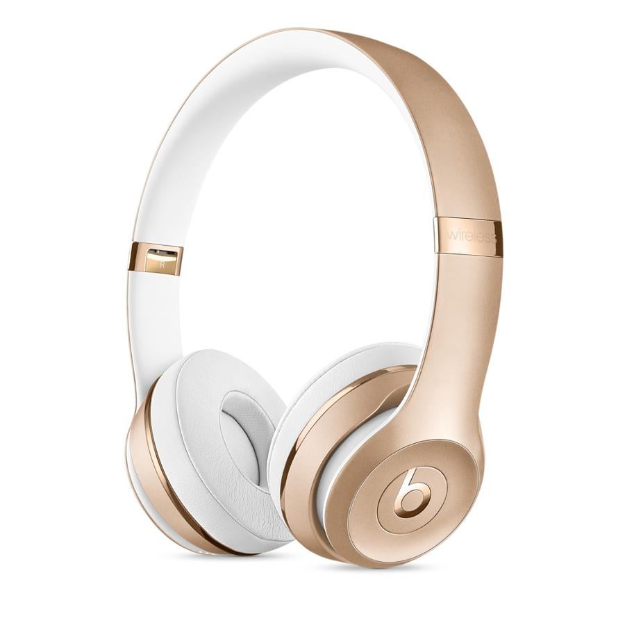 Solo3 Wireless, Beats. Su diseño es redondeado y elegante y están disponibles en ocho colores diferentes: para los clásicos el blanco y negro; los más glamurosos escogerán el oro, la plata o el negro satinado y los coloristas preferirán los tonos más arriesgados, violeta, rosa y rojo.  Lo mejor de este modelo son las 40 horas ininterrumpidas de batería, además de que el tiempo de carga es muy rápido, pues en solo cinco minutos podrá utilizarse durante 3 horas sin riesgo de que se acabe.. Cuestan 380 euros y pesan 215 gramos.