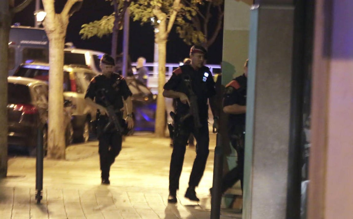La policía investiga la zona del atentado de Cambrils. 