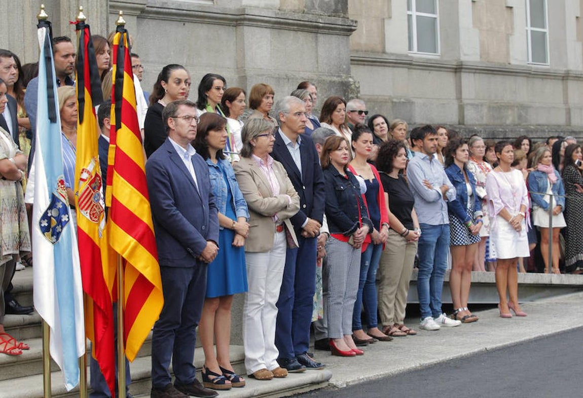 El presidente de la Xunta, Alberto Núñez Feijoo, durante el minuto de silencio en Santiago de Compostela. 