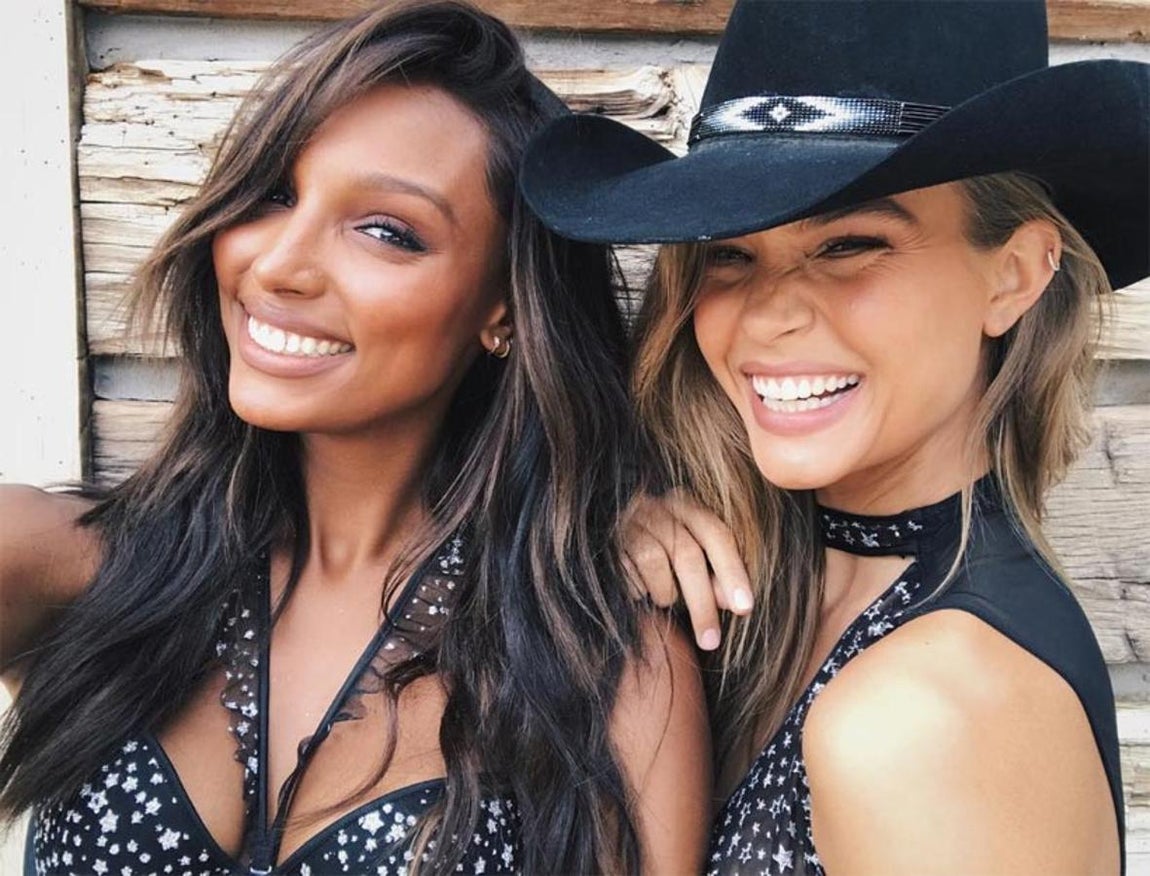La evidente complicidad entre las inseparables amigas Jasmine Tookes y Josephine Skriver. 