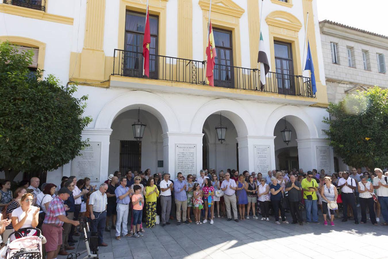 Minuto de silencio a las puertas del Ayuntamiento de Mérida. 