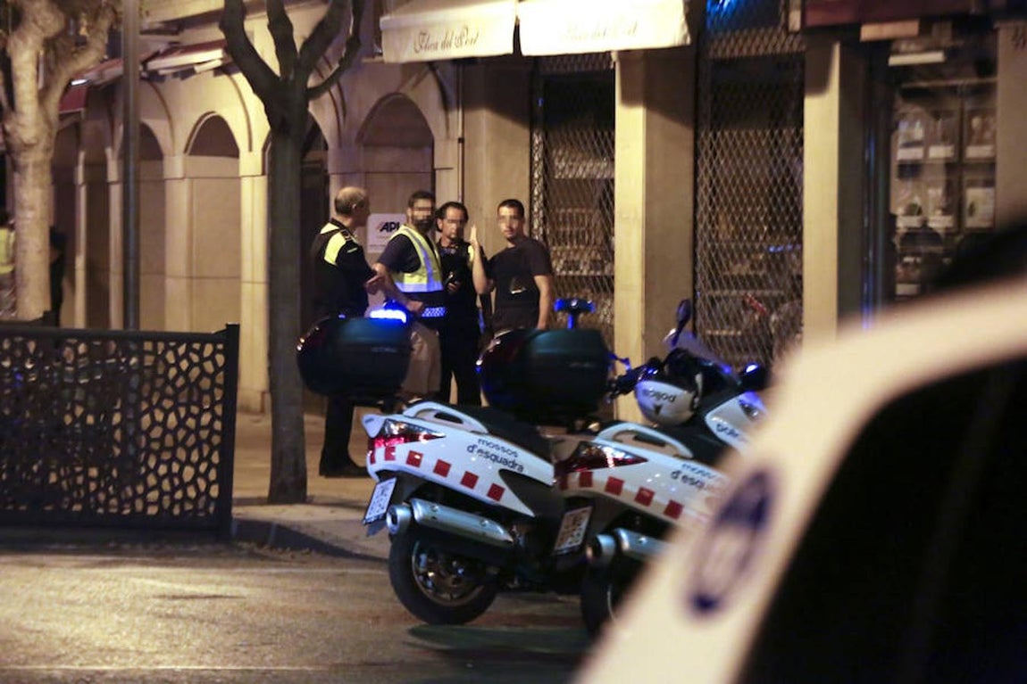 La policía investiga la zona del atentado de Cambrils. 