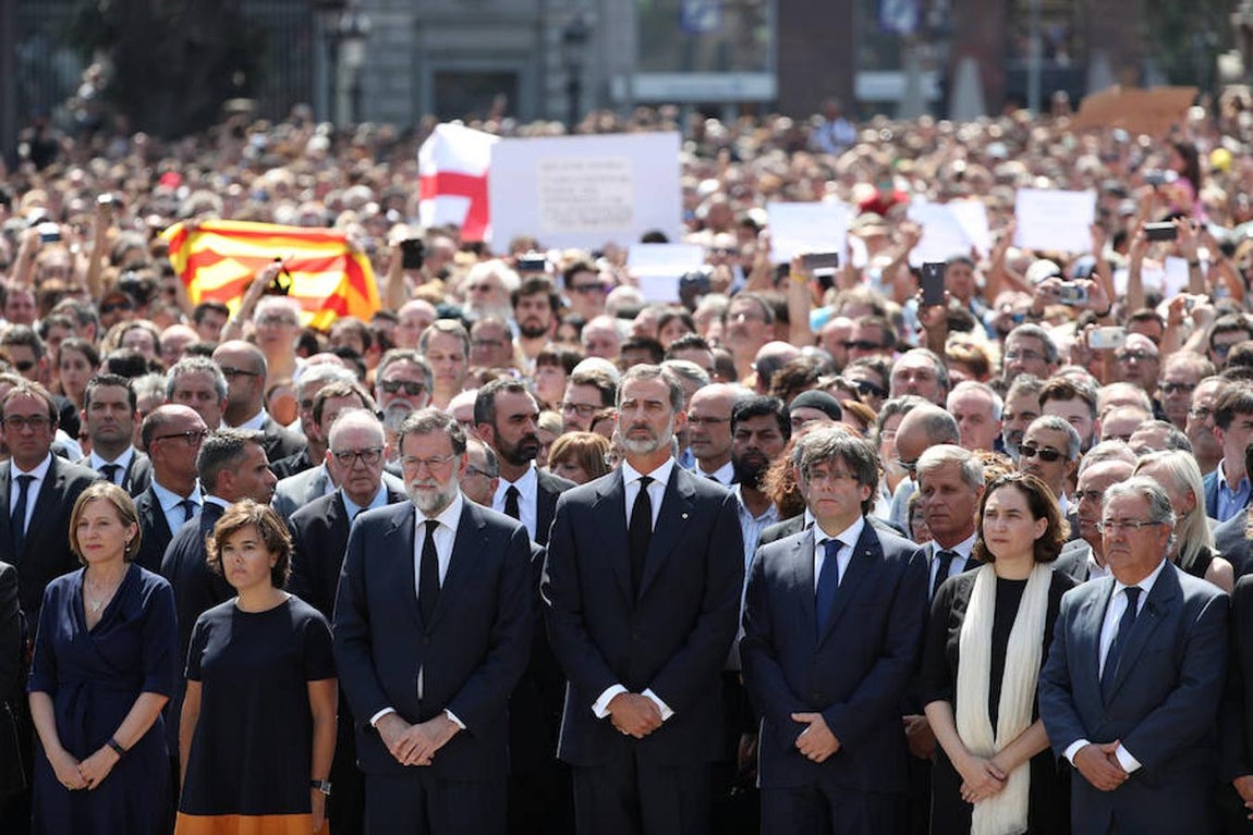 El rey Felipe VI, acompañado de la vicepresidenta del Gobierno, Soraya Sáenz de Santamaría, el presidente del Ejecutivo, Mariano Rajoy, el presidente de la Generalitat, Carles Puigdemont, la alcaldesa de la ciudad, Ada Colau y el ministro de Interior, Juan Ignacio Zoido, guardan un minuto de silencio en la Plaza de Cataluña. 