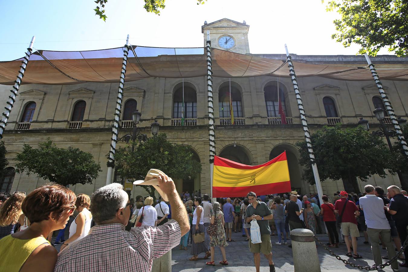 Minuto de silencio por el atentado de Barcelona en Sevilla