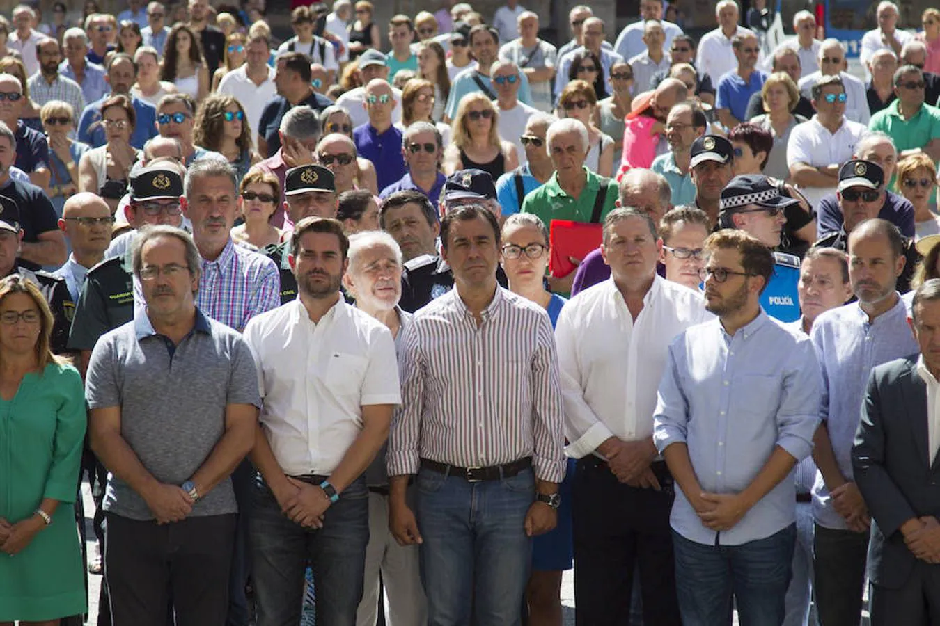 El coordinador general del PP, Fernando Martínez-Maillo, acompañado por el alcalde de Zamora, Francisco Gurarido, por la presidenta de la Diputación de Zamora, Mayte Martín Pozo, y otras autoridades locales guardan un minuto de silencio en la plaza mayor de Zamora. 