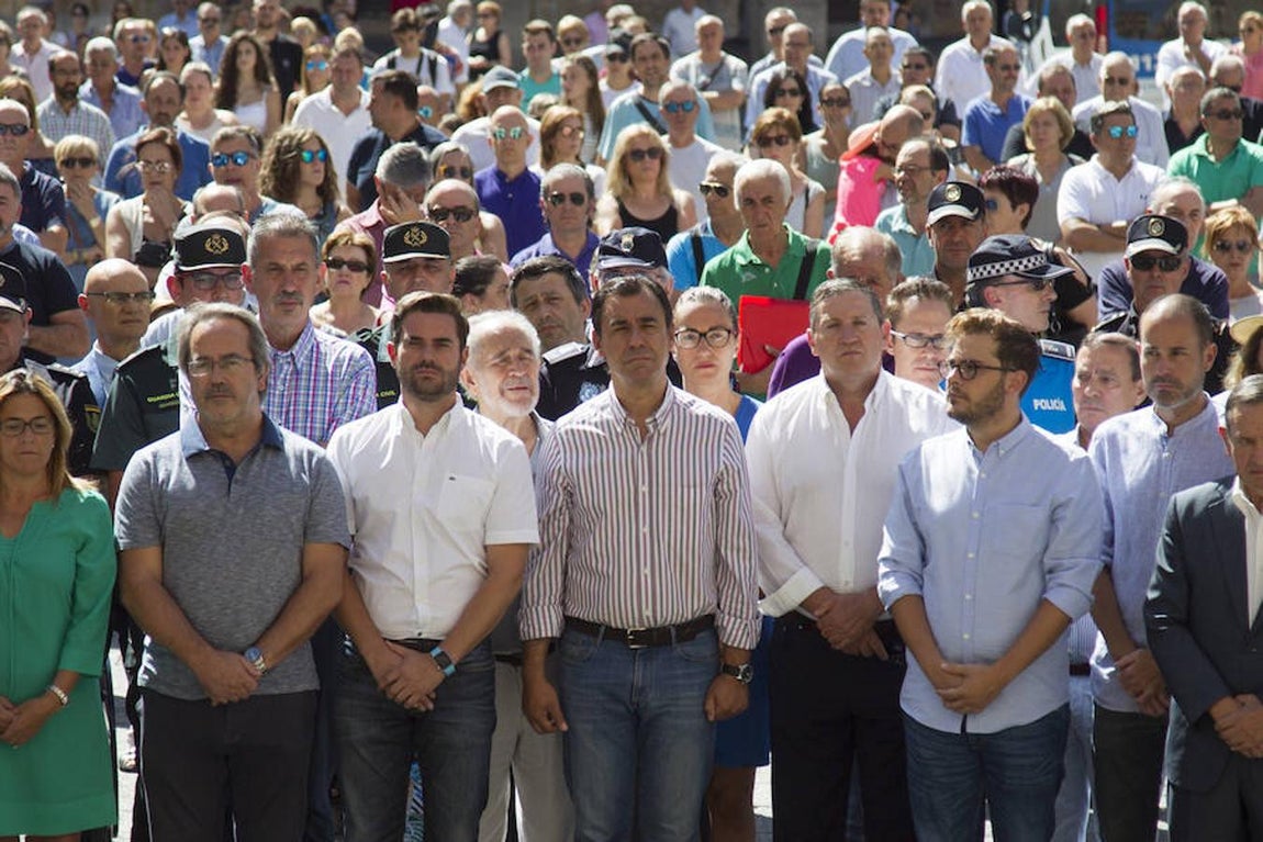 El coordinador general del PP, Fernando Martínez-Maillo, acompañado por el alcalde de Zamora, Francisco Gurarido, por la presidenta de la Diputación de Zamora, Mayte Martín Pozo, y otras autoridades locales guardan un minuto de silencio en la plaza mayor de Zamora. 