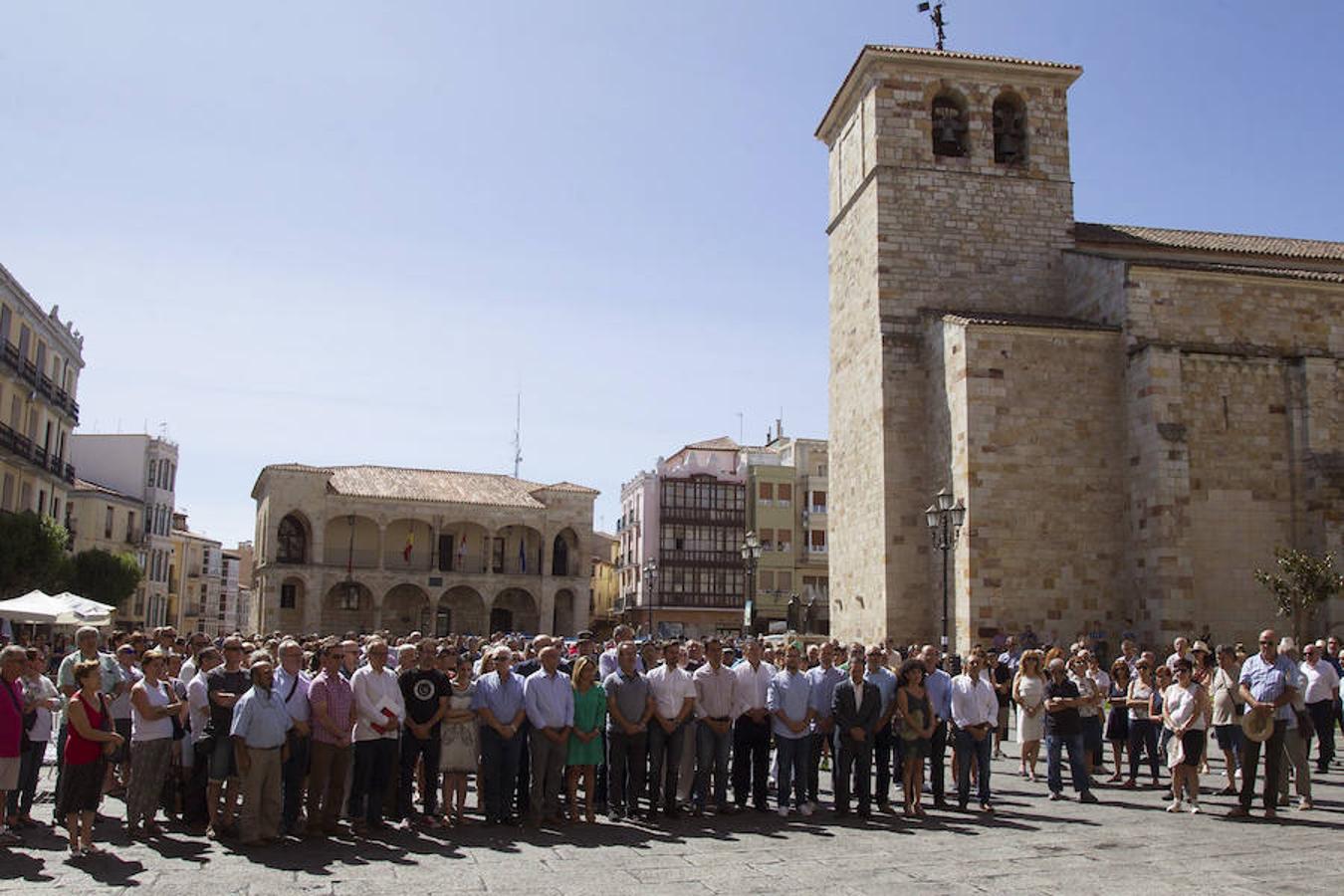 Decenas de zamoranos y autoridades locales y nacionales guardan un minuto de silencio en la plaza mayor de Zamora. 