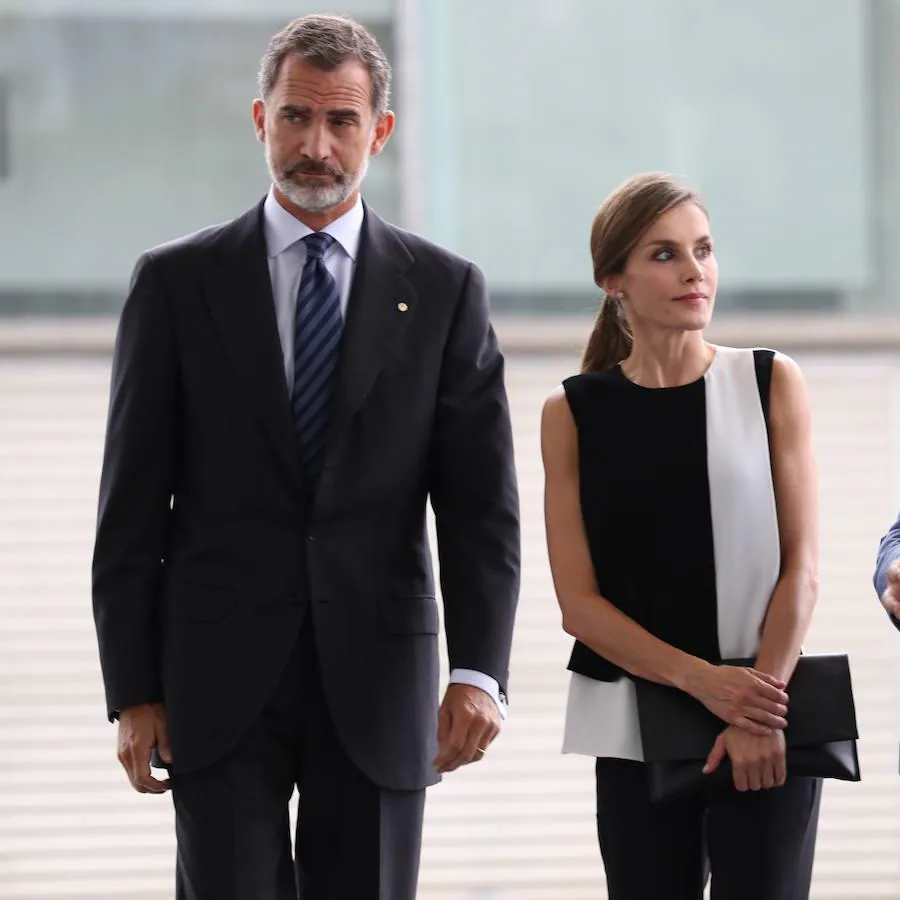 Los Reyes a su llegada al Hospital del Mar de Barcelona donde visitaron a los heridos ingresados en ese centro tras el atentado terrorista en Barcelona. 