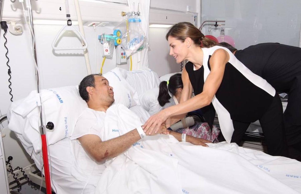Los Reyes a su llegada al Hospital del Mar de Barcelona donde visitaron a los heridos ingresados en ese centro tras el atentado terrorista en Barcelona. 