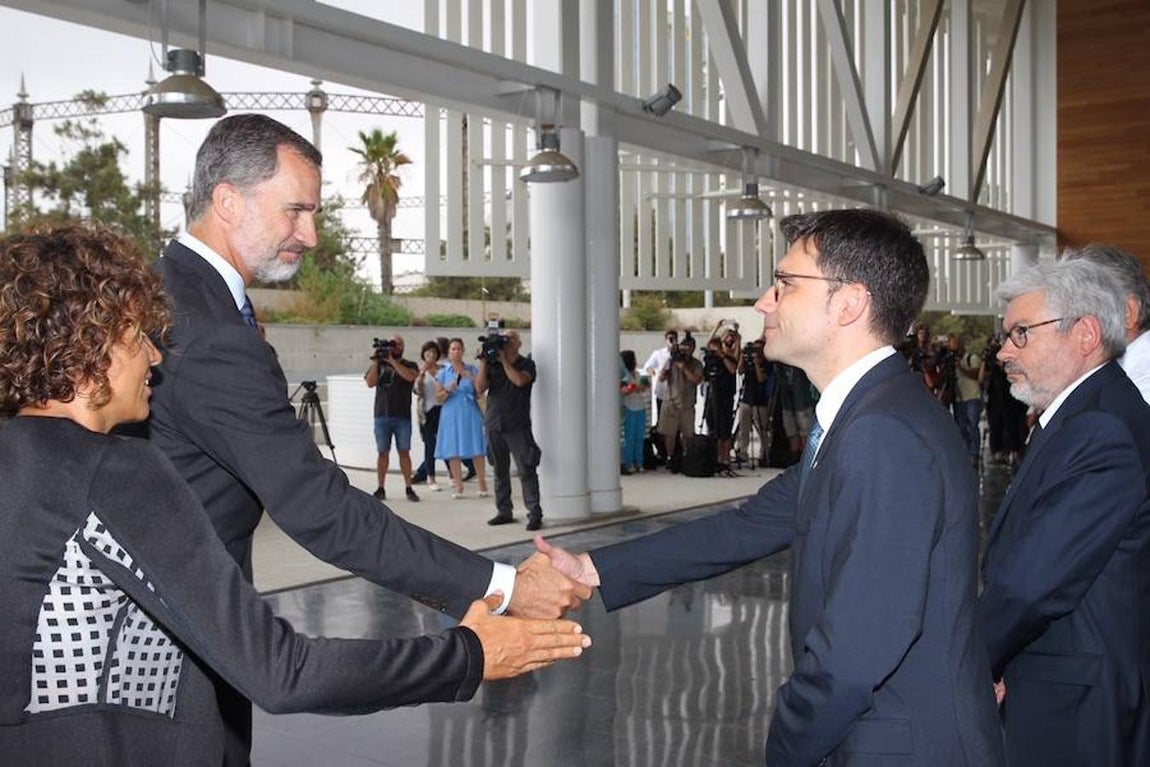 Los Reyes a su llegada al Hospital del Mar de Barcelona donde visitaron a los heridos ingresados en ese centro tras el atentado terrorista en Barcelona. 