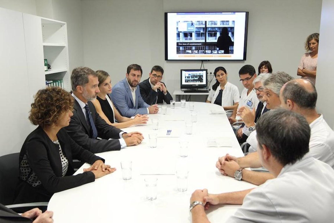 Los Reyes a su llegada al Hospital del Mar de Barcelona donde visitaron a los heridos ingresados en ese centro tras el atentado terrorista en Barcelona. 