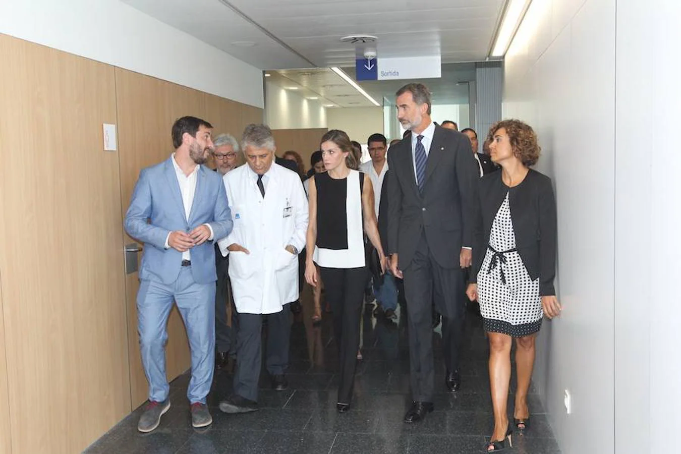 Los Reyes a su llegada al Hospital del Mar de Barcelona donde visitaron a los heridos ingresados en ese centro tras el atentado terrorista en Barcelona. 