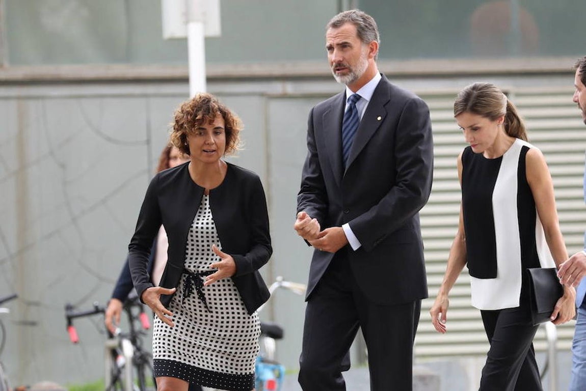 Los Reyes a su llegada al Hospital del Mar de Barcelona donde visitaron a los heridos ingresados en ese centro tras el atentado terrorista en Barcelona. 