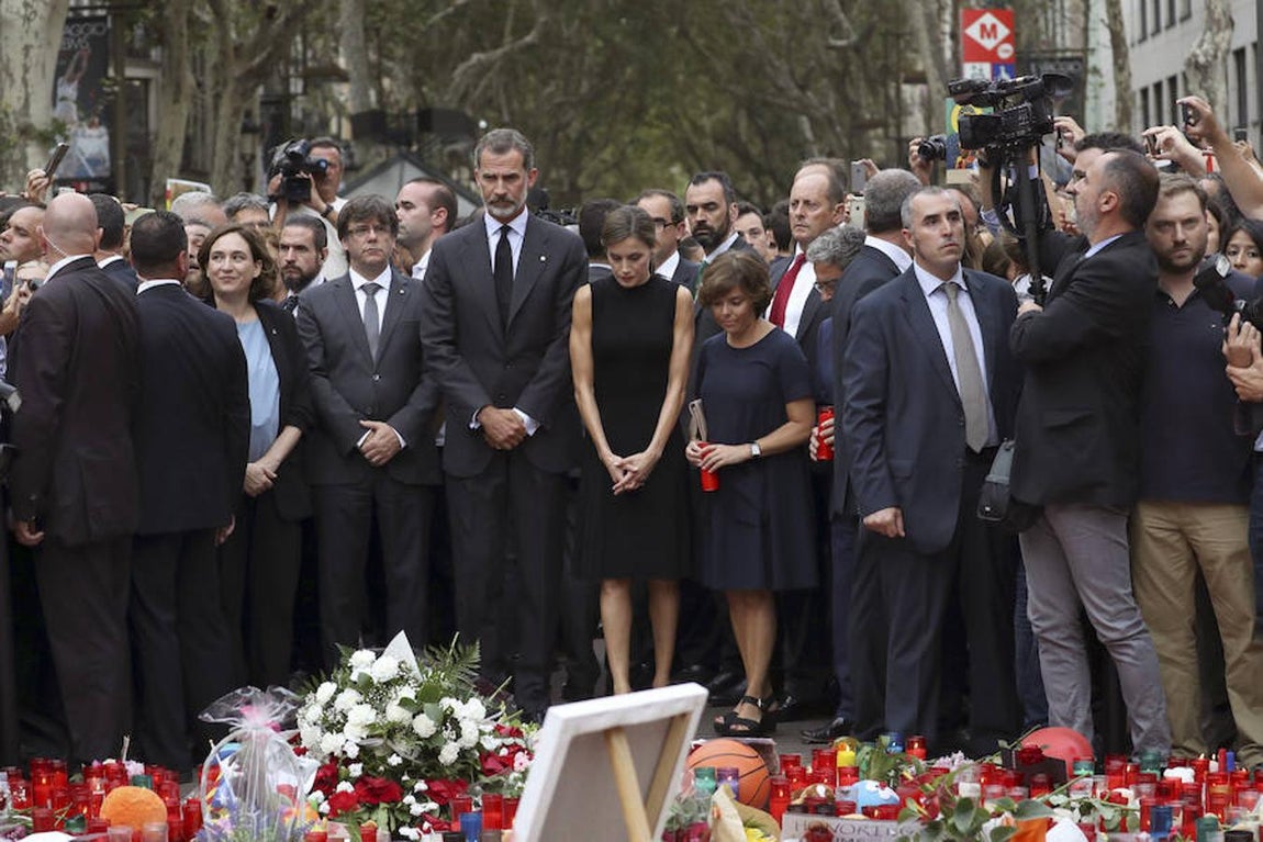 Los imágenes de los Reyes durante la ofrenda floral en memoria de las víctimas