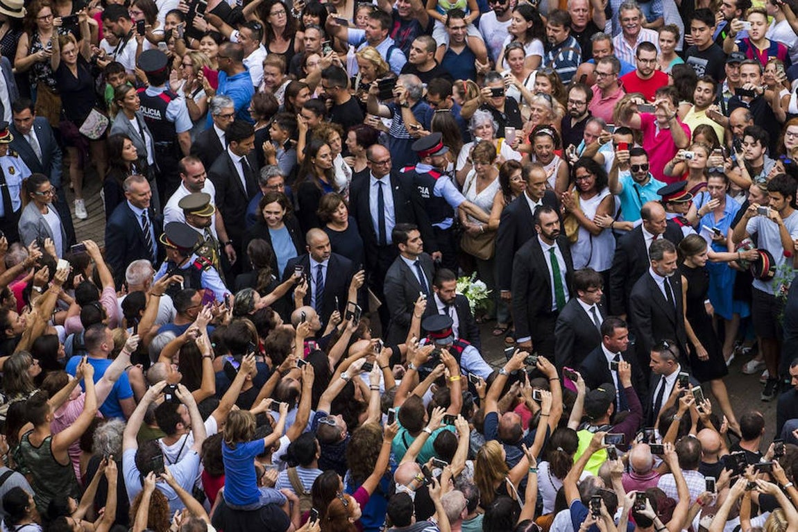 Los imágenes de los Reyes durante la ofrenda floral en memoria de las víctimas