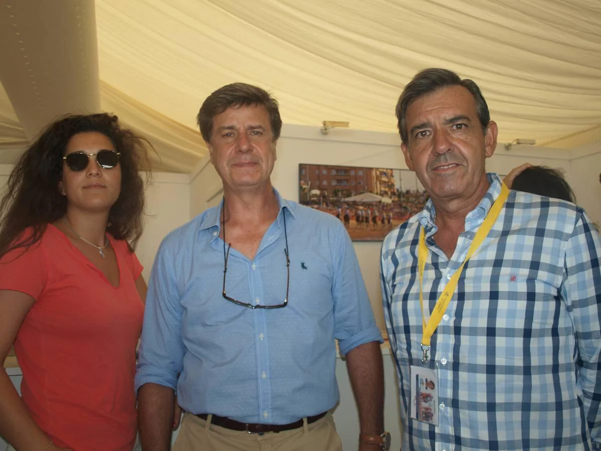 Cayetano Martínez de Irujo acompañado de Bárbara Mirjan y Juan Francisco Pavón