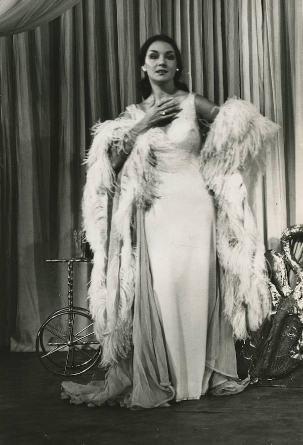 Actriz de casta con muchos años de escenarios a sus espaldas tanto en España, como en Latinoamérica. 