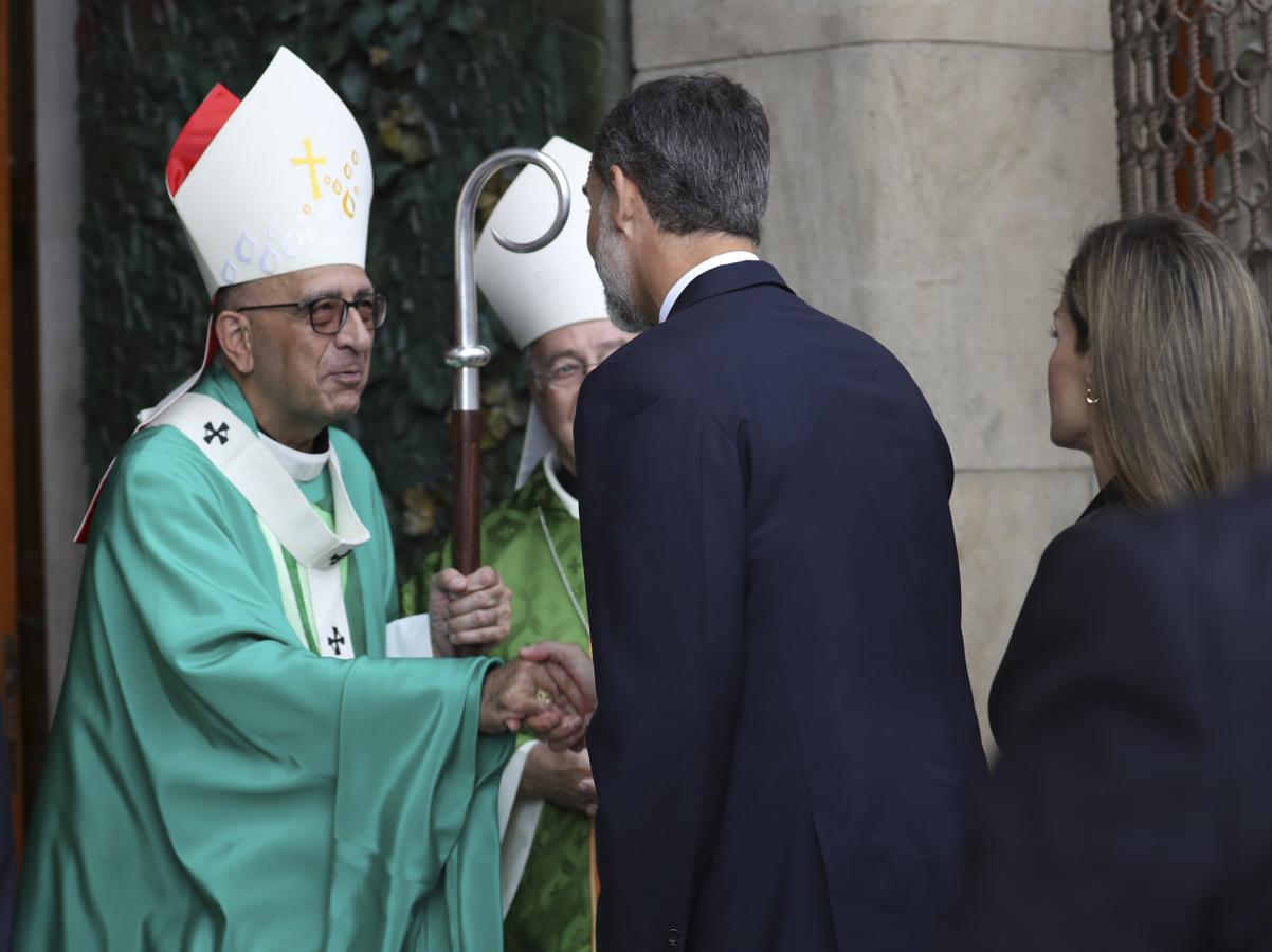 Los Reyes saludan al arzobispo metropolitano de Barcelona, cardenal Juan José Omella, a su llegada a la Basílica de la Sagrada Familia. 