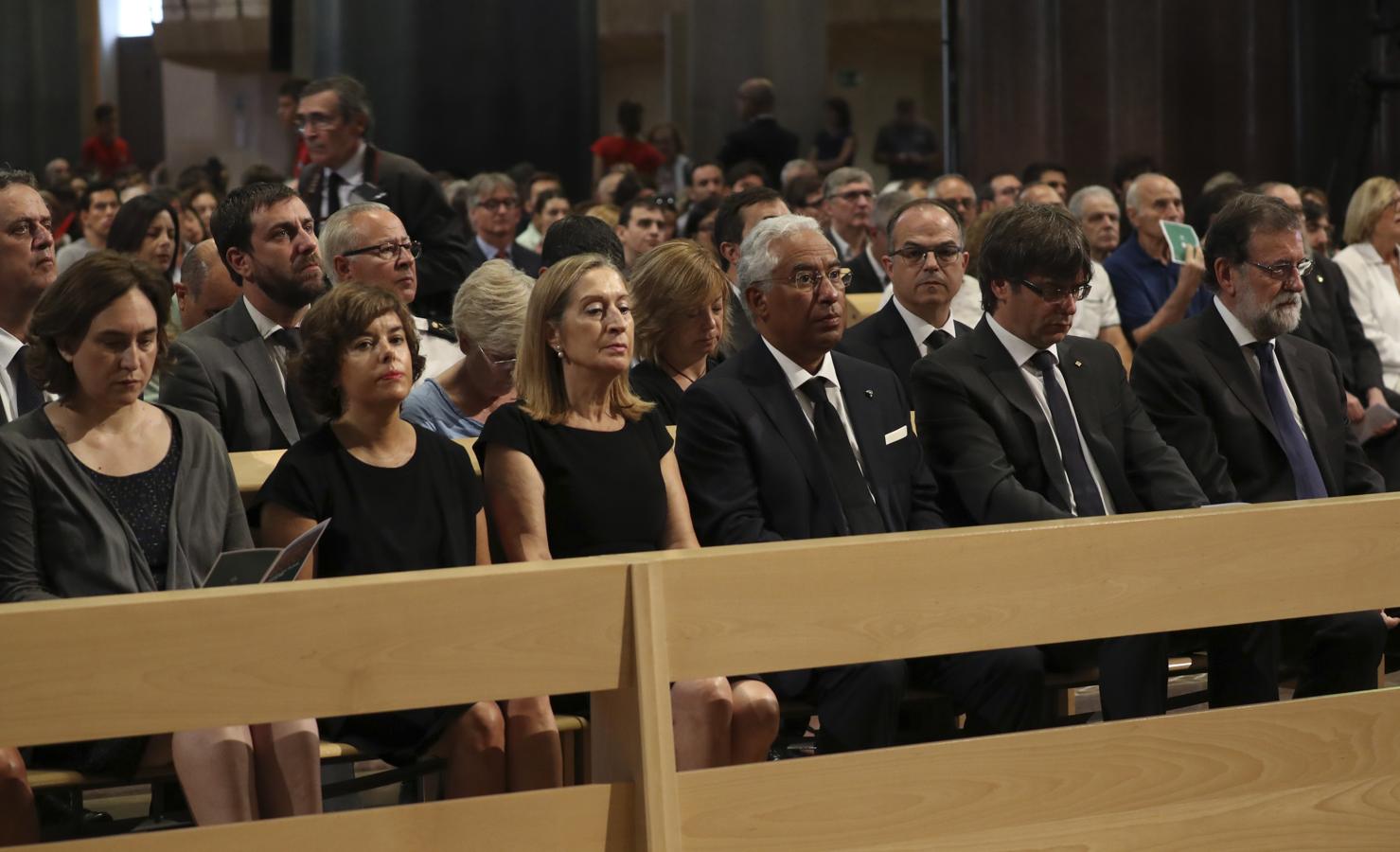 La alcaldesa de Barcelona, Ada Colau; la vicepresidenta del Gobierno, Soraya Saénz de Santamaría; la presidenta de la Cámara baja, Ana Pastor; el primer ministro portugués, Antonio Costa; el presidente de la Generalitat de Cataluña, Carles Puigdemont; y el presidente del Gobierno, Mariano Rajoy.. 