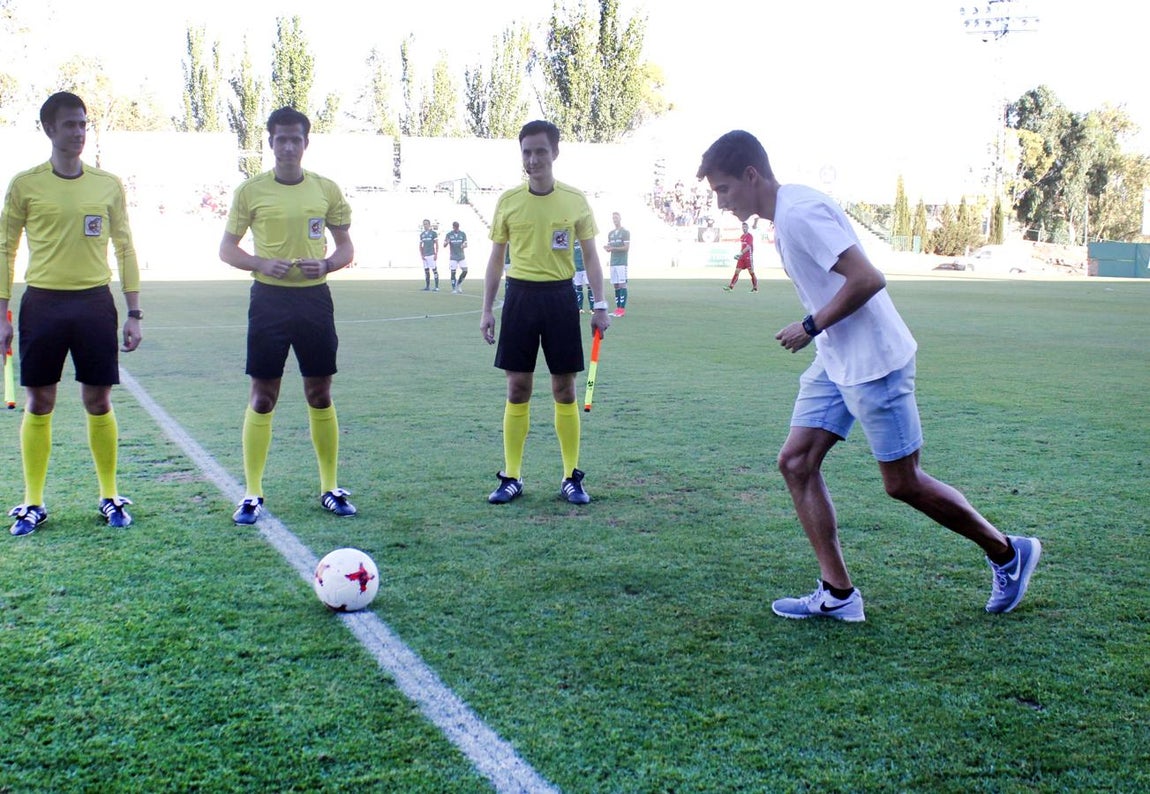 El atleta Lucas Búa hizo el saque de honor. 
