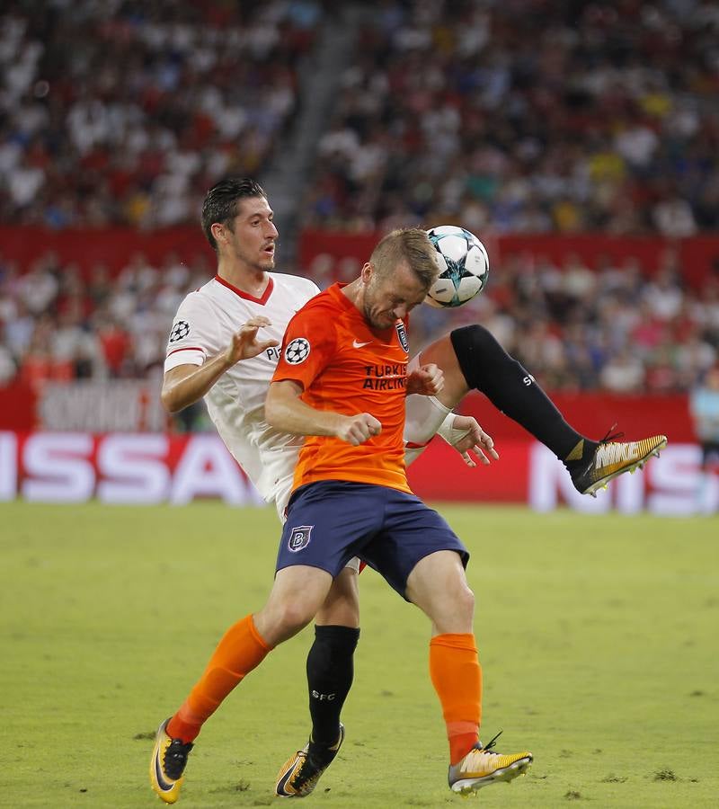 El encuentro entre el Sevilla FC y el Istambul Basaksehir, en imágenes