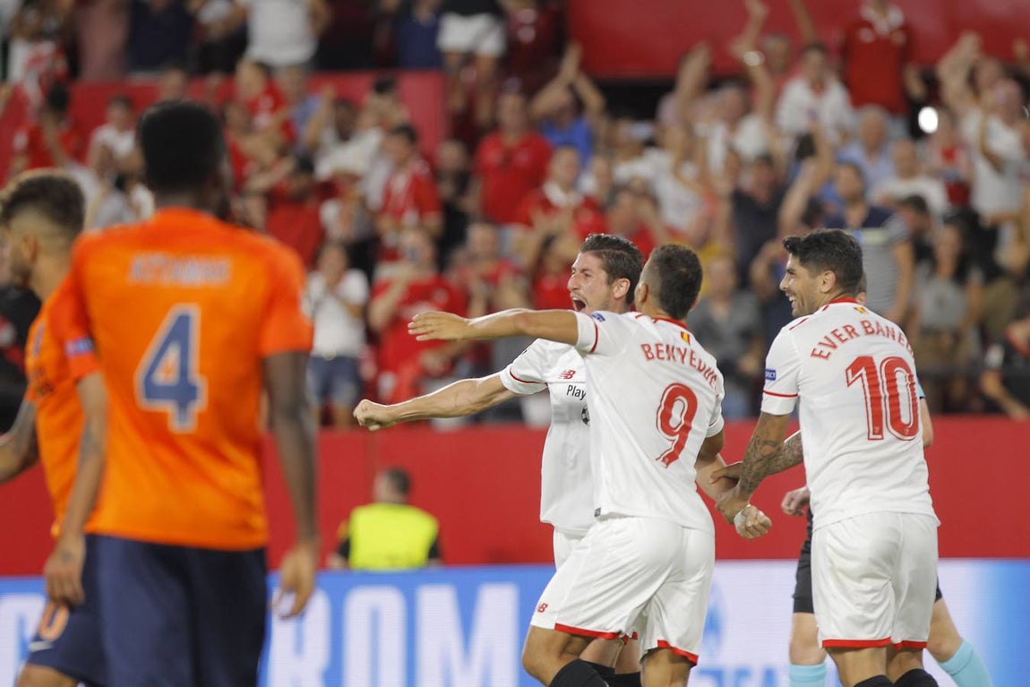 El encuentro entre el Sevilla FC y el Istambul Basaksehir, en imágenes