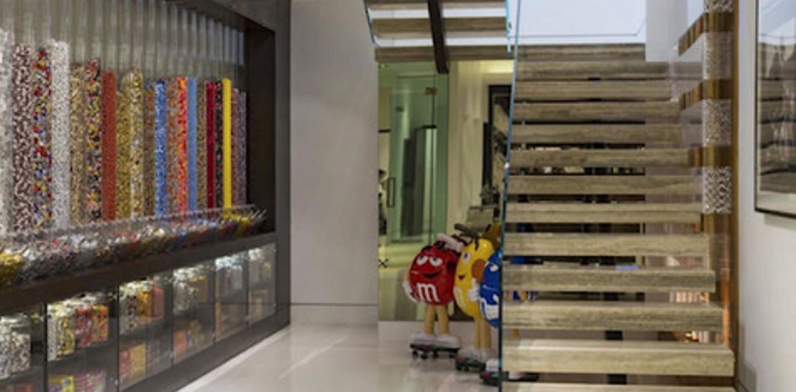 Expendedor de golosinas. A la hora de escoger su nueva vivienda, Beyoncé y J-Zed pensaron en la infancia de sus hijos. Además de segura, la mansión cuenta con rincones deliciosos para los niños. piscinas, jardines en los que esconderse e, incluso, un expendedor de golosinas