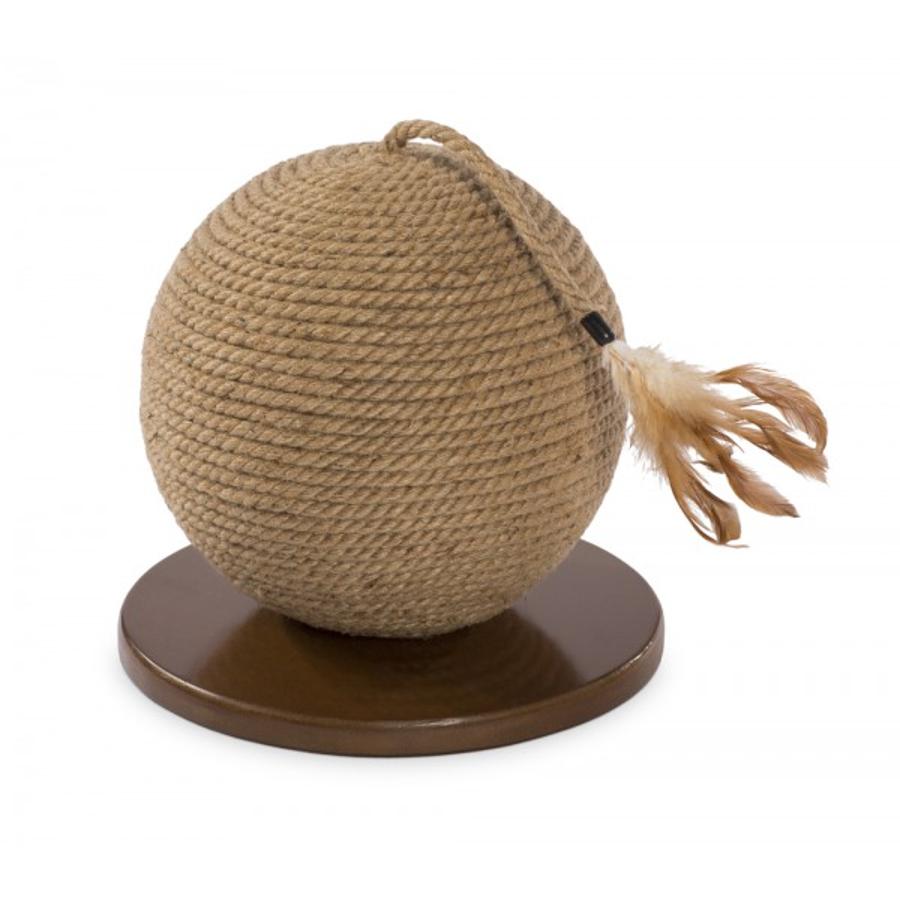 Rascador, de Catswall. Nadie reparará en la misión de este artilugio hasta que el felino acuda a engalanarse. Su base pulida y elegante de pesada madera de roble le impide el movimiento por mucho que se ensañe el gato en su misión. Además de útil es un artículo de lo más divertido, pocos elementos entretienen al gato como las plumas. El precio de esta bola es de 150 euros.