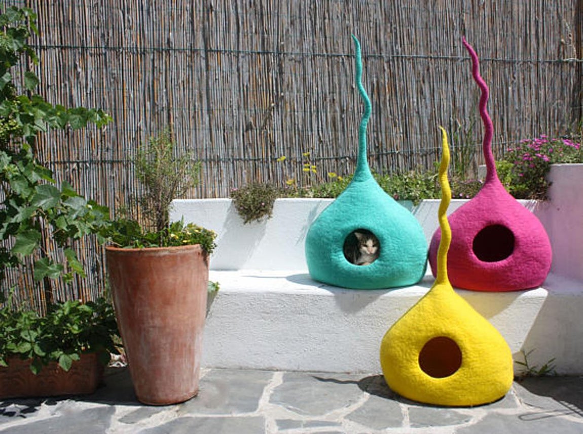 Cueva Drop, de Wooly Cat Caves. Una auténtica gota de exclusividad. En esta cueva el felino descansará sobre una confortable base de lana. Originales y evocadores, ninguno de los artículos es igual que otro, ya que están hechos a mano con fieltro, lana, jabón y aceite de oliva. Su precio es de 125 euros.