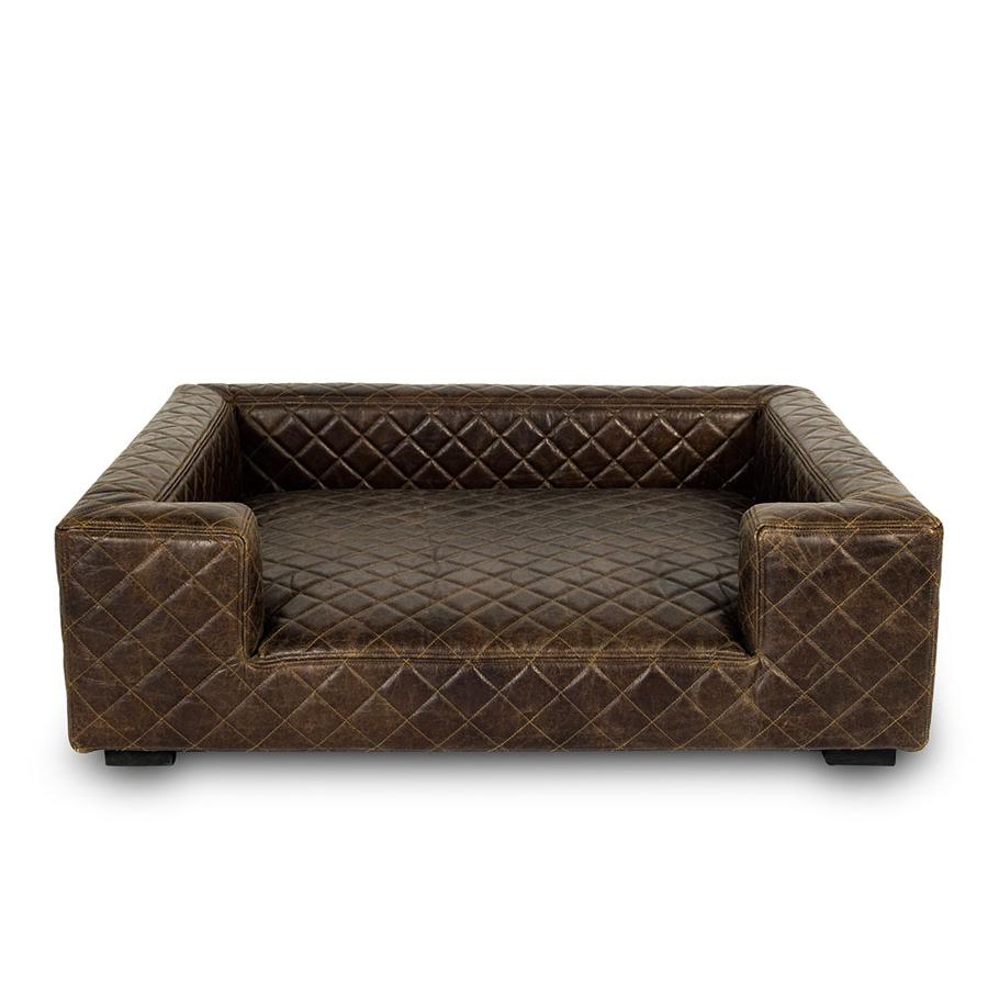 Edoardo Family, de Lord Lou. Contemporáneo y casual, un complemento perfecto para cualquier salón que hará las delicias de perros y gatos. El material empleado es cuero, por lo que los fabricantes no recomiendan acercarlo a fuentes de calor. Un artículo fino que vestirá tu salón por 800 euros.