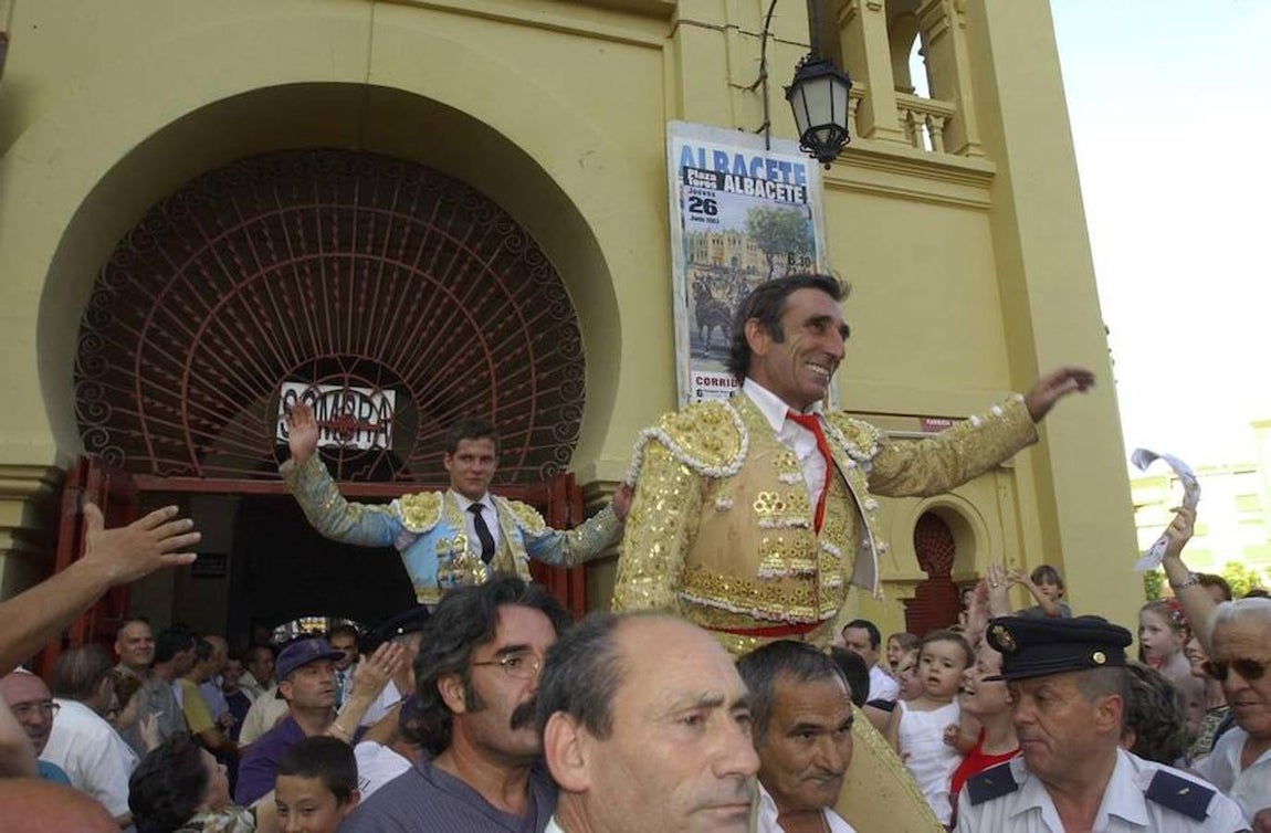 Dámaso González saliendo a hombros de la Plaza de toros de Albacete.. 