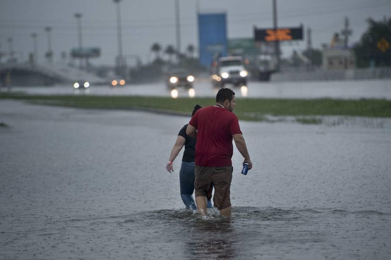 El huracán «Harvey» deja al menos cinco muertos en Houston. 