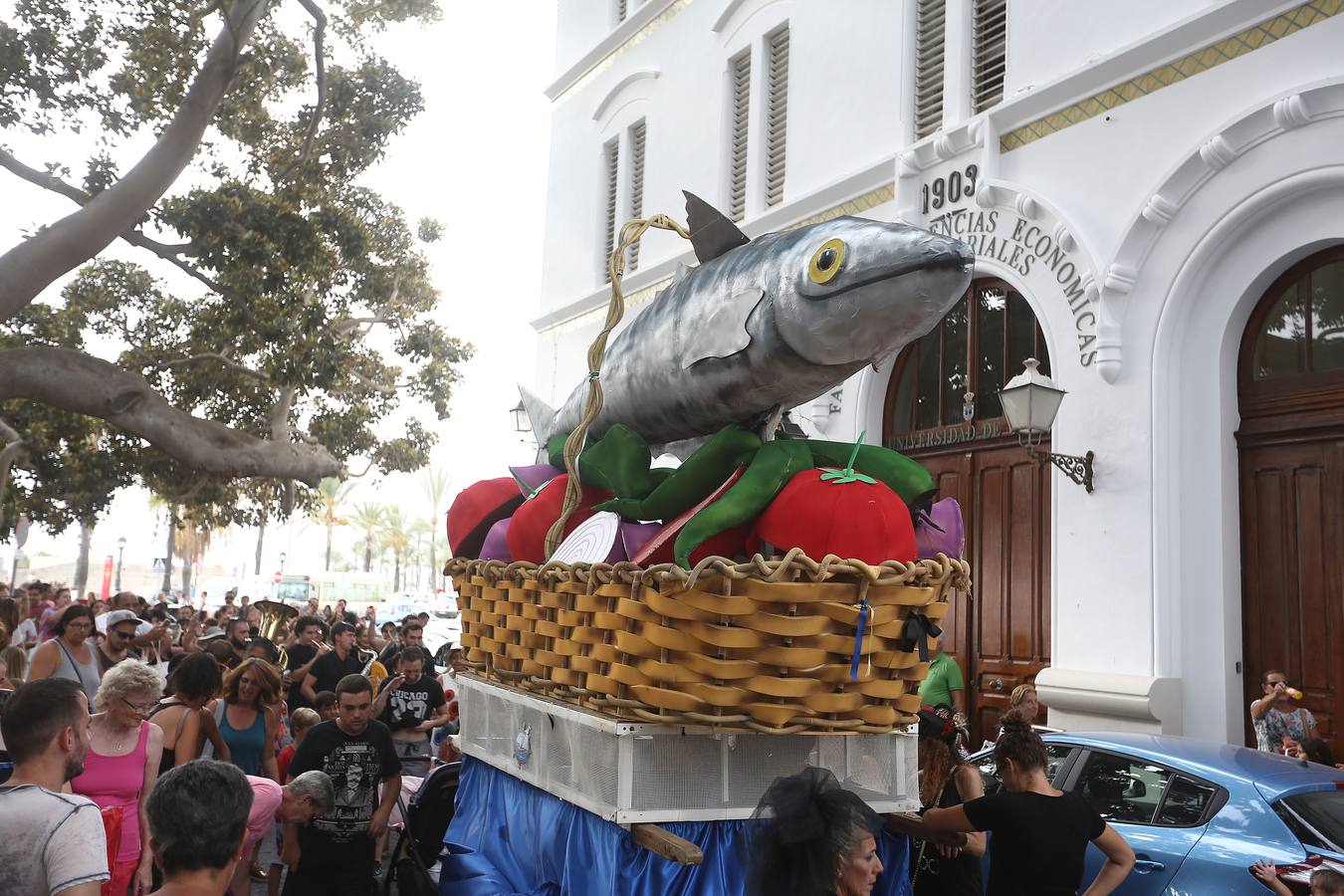 FOTOS: El Entierro de la Caballa, punto y seguido del verano en Cádiz