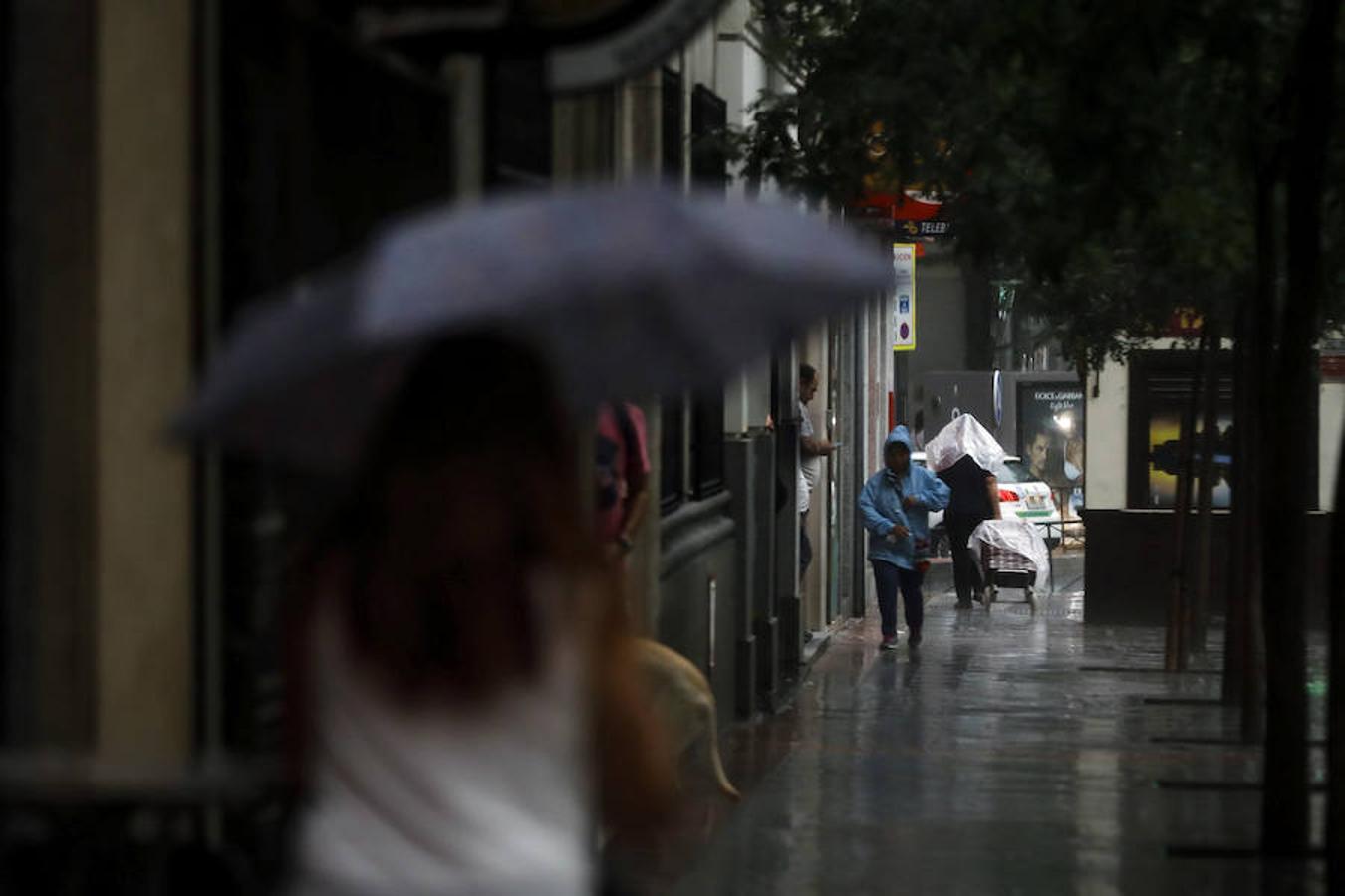 Los madrileños son sorprendidos por las fuertes lluvias. 